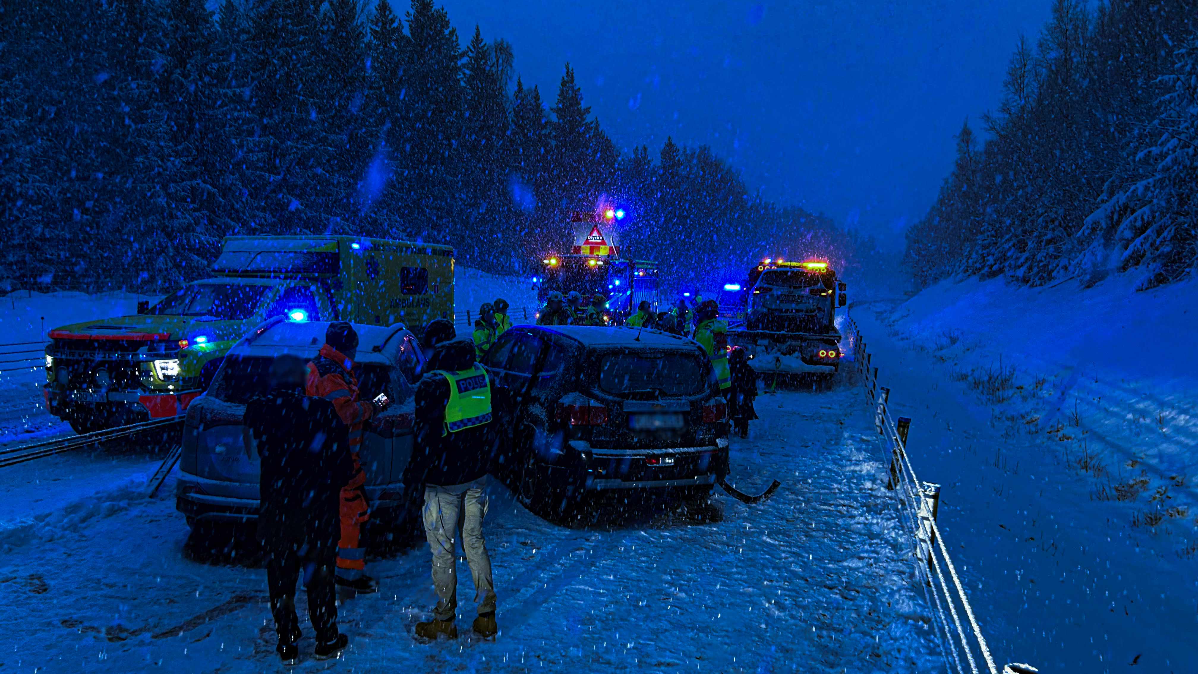 Bärgningsbil i vintermiljö